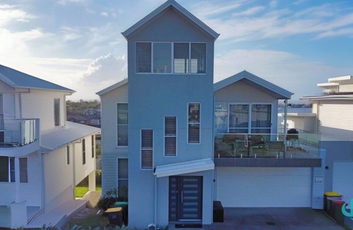 Caves Beach House | Beachside Oasis- pool access - beach