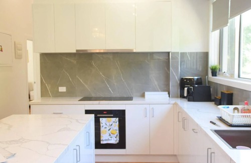 Sutton House | Beautiful 5BR farmhouse 15 min from Canberra CBD