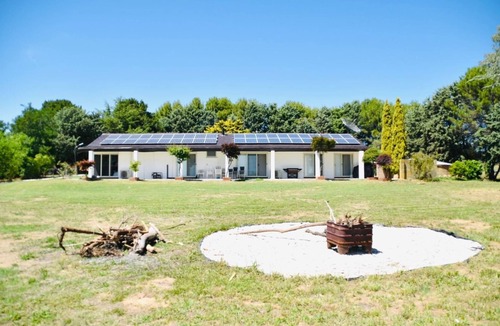Sutton House | Beautiful 5BR farmhouse 15 min from Canberra CBD