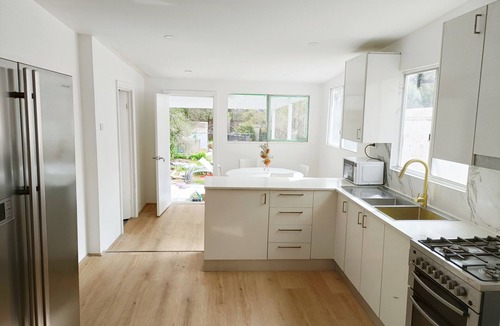 Sydenham House | Beautiful Queen Room 1 Min Walk to Station+60" TV 🐾Pet Friendly