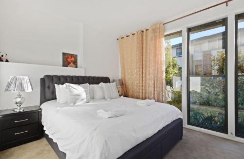 Belrose Apartment | Belrose 2 Bed Holiday Home Free Parking