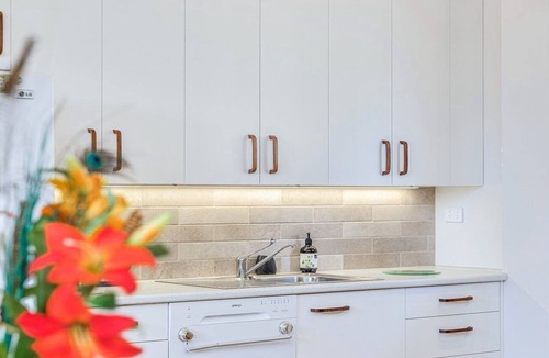 Berkeley Vale House | Berkeley Studio by HolidayCo.