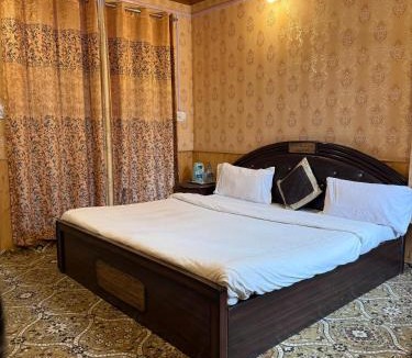 Dal Lake Hotel | Best View Group Of Houseboats