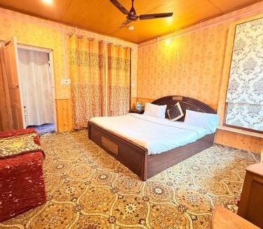 Dal Lake Hotel | Best View Group Of Houseboats
