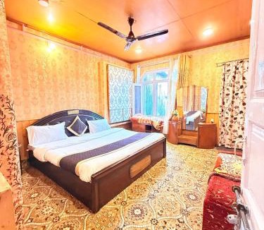 Dal Lake Hotel | Best View Group Of Houseboats