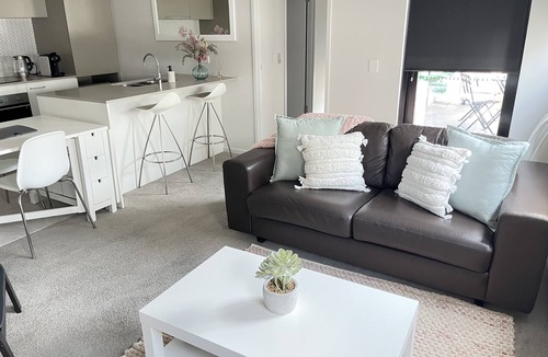 Greenway Apartment | Blackdiamond 504 - Beautiful modern 2bd/2bth apartment + pool, spa, sauna access