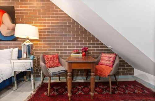 Petersham Apartment | Blue Willow - Cosy Hideaway with Everyday Comfort