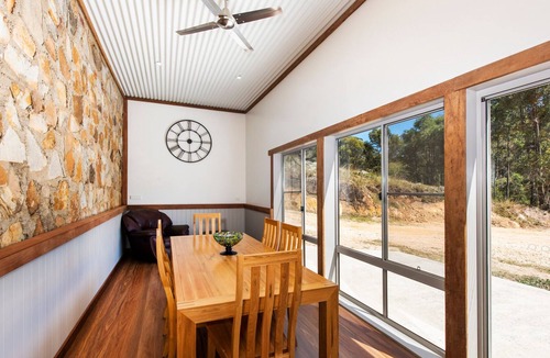 Eurunderee House | Blueview Cottage with Fireplace near Wineries