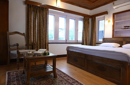 Srinagar House | Blume House- 4BHK Holiday Home with Kitchen & Garden