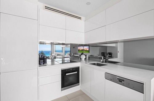 Bondi Beach Apartment | Bondi Beach Waves Beachfront Apartment