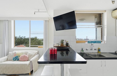 Bondi Apartment | Bondi Fairview Coastal Panorama with Balcony