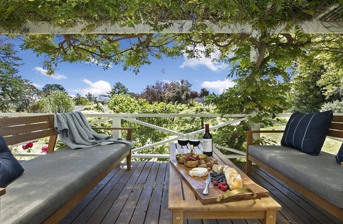 Mittagong House | Bourne Cottage – book 3, pay 2 in May