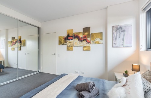 Homebush Apartment | BRAND NEW! 1BR + Study Apt in Homebush Sleeps 5