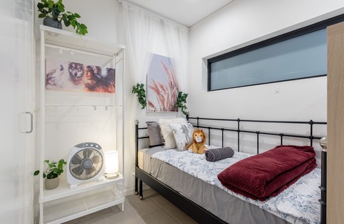 Homebush Apartment | BRAND NEW! 1BR + Study Apt in Homebush Sleeps 5