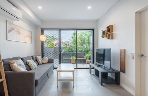 Homebush Apartment | BRAND NEW! 1BR + Study Apt in Homebush Sleeps 5
