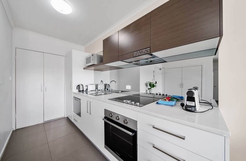 Greenway Apartment | Bright 1-Bed Apartment with Balcony