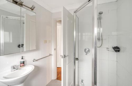 Lane Cove House | Bright 1 Bedroom Apartment in Lane Cove