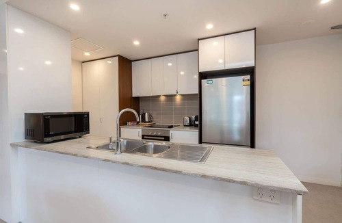 Lyneham Apartment | Bright 2-Bed Flat Near City Amenities