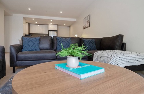 Lyneham Apartment | Bright 2-Bed Flat Near City Amenities
