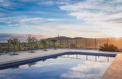 Lyneham Apartment | Bright and Cosy Apartment with Luxe Rooftop Pool