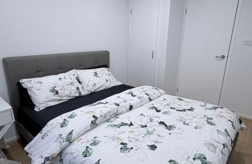 Kellyville Apartment | Bright and Stylish 4BR Guesthouse walk to Shops