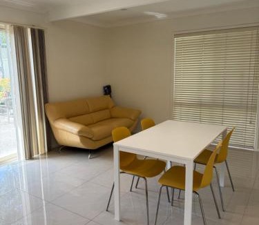 Winston Hills House | Bright Double Room O Winston Hills
