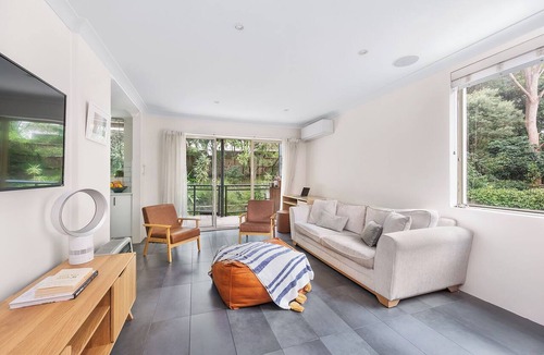 Bellevue Hill Apartment | Bright modern 2BR apartment with garden outlook