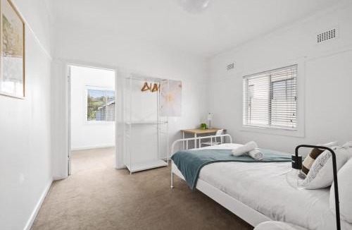 Ryde House | Bright Queen Room - Central Location at Ryde - Shared Bathroom and Amenities