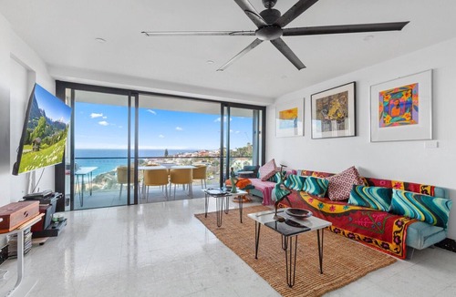 Tamarama Apartment | Bright Tamarama 2-Bed with Balcony Water View