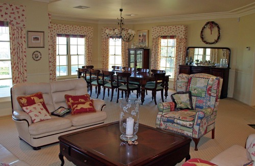 Lovedale House | Brycefield Vineyard Homestead - stately manor set on Vineyard and walk to Cellar Doors