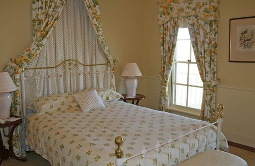 Lovedale House | Brycefield Vineyard Homestead - stately manor set on Vineyard and walk to Cellar Doors