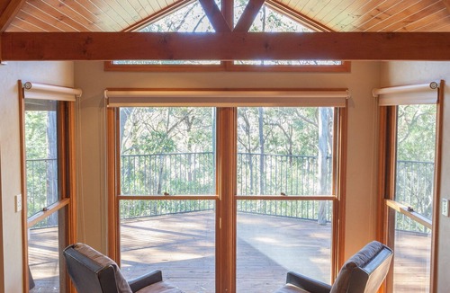 Bullaburra House | Bullaburra-treescape backs Blue Mountains Nat Park