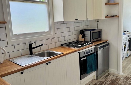 Bulli House | Bulli Beach, Sandon Point Coastal Cottage - 10 min walk to beach.