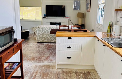 Bulli House | Bulli Beach, Sandon Point Coastal Cottage - 10 min walk to beach.