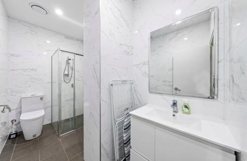 Burwood Apartment | Burwood 1Br apt nearTrainShopping street parking