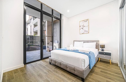 Burwood Apartment | Burwood stunny apt with Parking | Train&Shopping