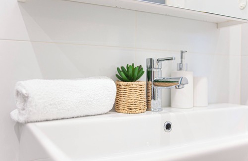 Burwood Apartment | Burwood stunny apt with Parking Train&Shopping