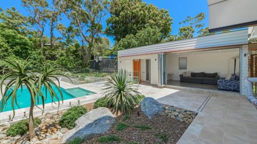 Macmasters Beach House | Calma By The Sea - Family Retreat With Pool
