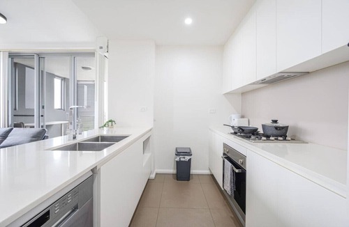 Canterbury Apartment | Canterbury fashion 2Br steps to Train & Woolworths