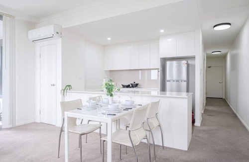 Canterbury Apartment | Canterbury fashion 2Br steps to Train & Woolworths