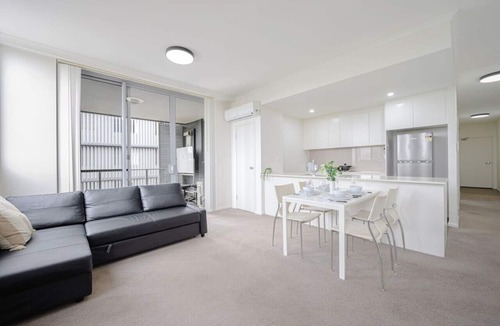 Canterbury Apartment | Canterbury fashion 2Br steps to Train & Woolworths