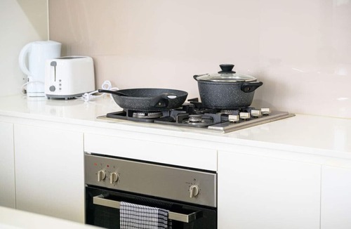 Canterbury Apartment | Canterbury fashion 2Br steps to Train & Woolworths