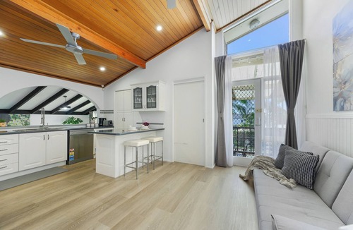 Casula House | Casula cozy 3Br home with parking & WiFi