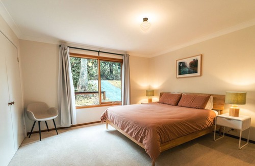 Blackheath Cabin | Cedar Hot Tub in the Treetops Shady Pines Cabin