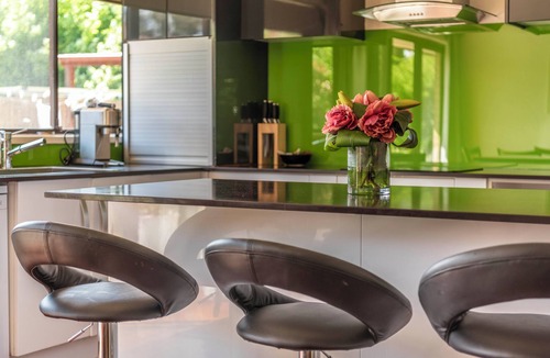 Narrabundah House | Central & Tranquil Home + Private Studio in Inner South Canberra