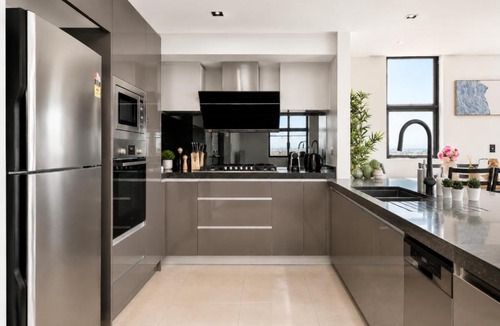 Ultimo Apartment | Central Ultimo 3BR - Pool,Gym & 2 Parking-Balcony