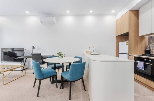 Dickson Apartment | Charming 2BR Apartment | Walk to Tram | Parking