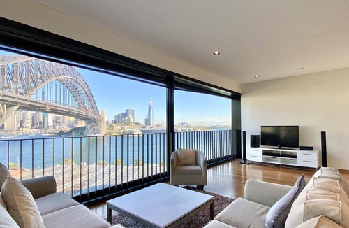 Milsons Point Apartment | Charming 3-Bedroom Apartment with Harbour View, 900m Stroll to Harbour Bridge