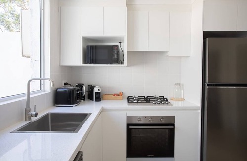 Glebe House | Charming 3BR GlebeTerrace w Courtyard & BBQ