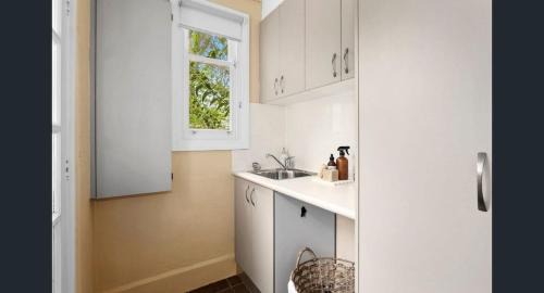 Braddon House | Charming Cottage Walk to City and Eat Street